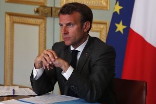 Francúzsky prezident Emmanuel Macron má nad čím premýšľať.