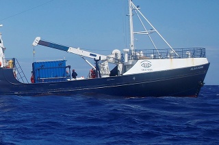 Zachránení migranti  na lodi Alan Kurdi strávia karanténu na trajekte neďaleko talianskeho Palerma (archívne foto).