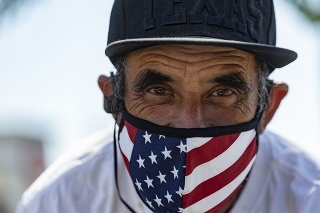 Muž s ochranným rúškom v motíve americkej vlajky