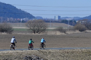 Ľudia na cyklistickom chodníku neďaleko Popradu.