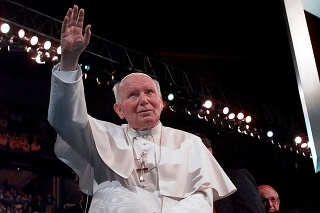 Na archívnej snímke z 26. januára 1999 pápež Ján Pavol II. máva veriacim v St. Louise.