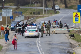 Na snímke polícia a armáda dohliada na sídlisko Dreveník, časť obce Žehra (okres Spišská Nová Ves), ktorú obývajú Rómovia.