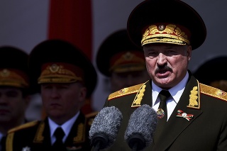 Bieloruský prezident Alexander Lukašenko počas vojenskej prehliadky pri príležitosti 75. výročia víťazstva v druhej svetovej vojne