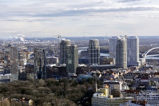 Budova Nivy Tower, CBC Tower, VÚB banka, Twin City Tower, Sky Park, Panorama City a v pozadí Slovnaft.