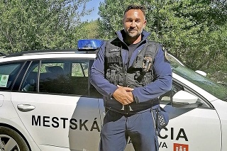 V súčasnosti pracuje ako mestský policajt v Bratislave.