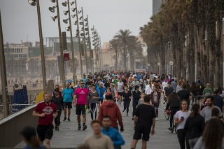 Fotka z 9. mája: Ľudia kráčajú popri promenáde vedľa pláže v Barcelone, ktorú opätovne otvorili pre športové aktivity.