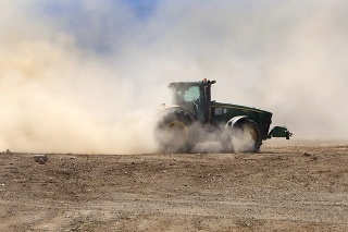 Dlhodobé suchá ohrozujú úrodu. Na snímke traktor vplyvom nedostatku vlahy v pôde zanecháva za sebou oblak prachu v katastri obce Očová.