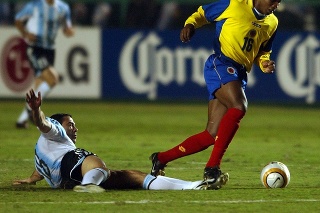 Argentínčan Cristian Gonzalez bojuje o loptu s Edwinom Congom (vpravo) z Kolumbie.
