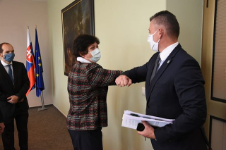 Ombudsmanka Patakyová sa stretla s ministrom Mikulcom