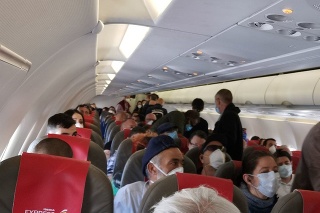Lietadlo bolo podľa cestujúcich preplnené.