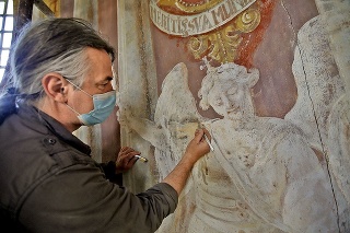 Reštaurátor Ján Hromada sa snaží zachrániť pôvodné vyobrazenie anjela.