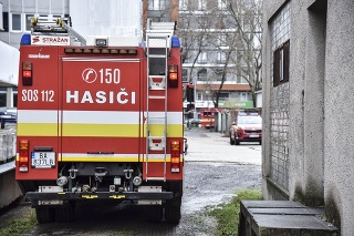 Hasiči zasahujú pri požiari trafostanice na Priemyselnej ulici v Bratislave.