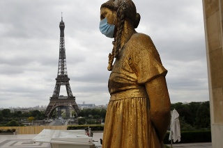 Socha s rúškom na tvári neďaleko slávnej Eiffelovej veže