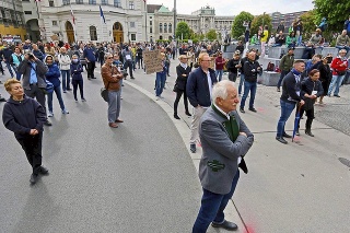 Ľudia včera vo Viedni na proteste proti opatreniam vlády dodržiavali odstup.