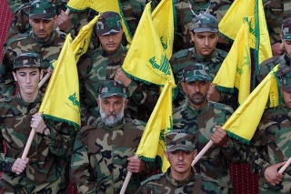 Stúpenci hnutia Hizballáh držia zástavy Hizballáhu.