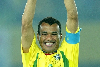 Kapitán brazílskej futbalovej reprezentácie Cafu drží trofej po víťastve 2:0 nad Nemeckom vo finále MS 2002.