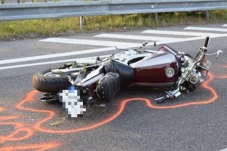 Pri nehode na diaľnici D1 prišiel o život 57-ročný motocyklista.