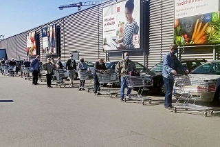 Pred supermarketom v bratislavskej Dúbravke čakali penzisti v dlhom rade.