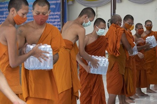 Thajskí budhisti s rúškami na tvárach