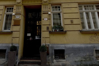 Seniorcentrum sídli na Podjavorinskej ulici v Bratislave.