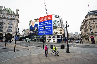 Prázdne námestie Piccadilly Circus v Londýne