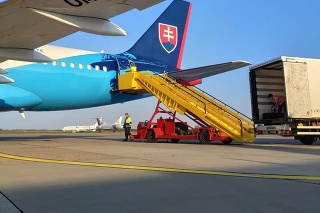 Vládny špeciál práve úspešne pristál na bratislavskom letisku a priviezol 2,5 milióna rúšok 