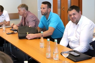 Na snímke riaditeľ spoločnosti Pro-Hokej Richard Lintner (druhý sprava) počas rokovania so zástupcami klubov Tipsport ligy v Banskej Bystrici.