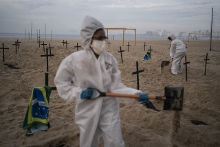 Na pláži Copacabana vykopali 100 hrobov