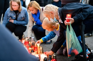 Účastníci počas zapaľovania sviečok na pamiatku zavraždeného zástupcu riaditeľa školy 