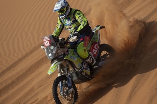 Holandský motocyklista Edwin Straver počas jednej z etáp Rely Dakar 2020 spadol a zlomil si krčný stavec. Zraneniam podľahol o niekoľko dní neskôr.
