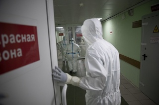 Zdravotný personál v špeciálnch ochranných odevoch v červenej zóne na jednotke intenzívnej strarostlivosti v nemocnici v Moskve.