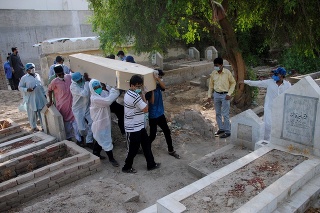 Záchranári a členovia rodiny nesú truhlu obete koronavírusu v pakistanskom  Hyderabáde.