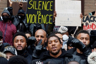 Britský boxer Anthony Joshua sa zúčastnil na demoštrácii na podporu práv černošského obyvateľstva v anglickom Watforde.