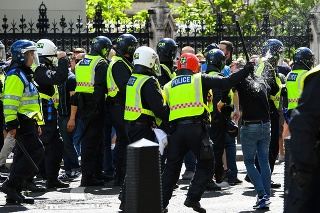Protesty krajnej pravice v Londýne skončili potýčkami s políciou.