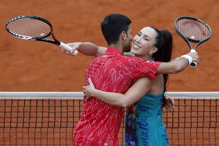 Srbský tenista Novak Djokovič (vľavo) oslavuje so Srbkou Jelenou Jankovičovou po zápase štvorhry proti dvojici Nenad Zimonjič a Olga Danilovičová.