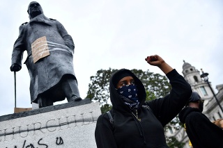 Takto dopadla londýnska socha Winstona Churchilla počas protestov proti rasizmu.