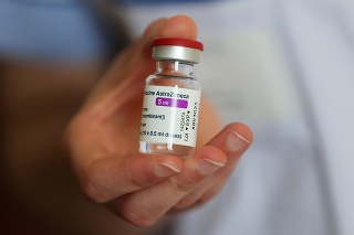 Ampulka s vakcínou proti ochoreniu COVID-19 od spoločnosti AstraZeneca.