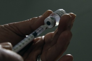 Francúzsko chce zaočkovaným do 55 rokov vakcínou AstraZeneca podať druhú dávku inej vakcíny.
