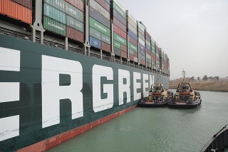 Dve vlečné plavidlá sa plavia pri nákladnej lodi Ever Green, ktorá uviazla na plytčine v Suezskom prieplave