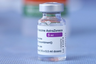 Ampulka vakcíny proti ochoreniu COVID-19 od spoločnosti AstraZeneca.