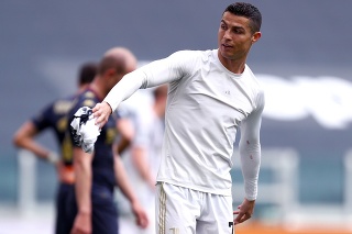 Ronaldo odhadzuje dres.