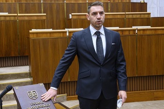 Juraj Gyimesi sa v pléne parlamentu rozhovoril o svojich sexuálnych skúsenostiach.
