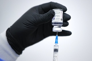 Zdravotníčka pripravuje ampulku s vakcínou proti ochoreniu COVID-19 od spoločnosti AstraZeneca.