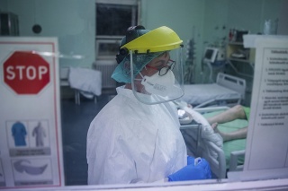 Zdravotná sestra sa stará o pacientov s ochorením Covid-19 na jednotke intenzívnej starostlivosti.