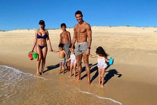 Šťastná rodinka. Ronaldo s partnerkou Georginou vychovávajú štyri deti.