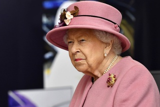 Britská kráľovná Alžbeta II. prichádza na návštevu Laboratória pre obranné vedy a technológie.