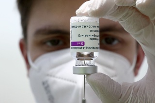 Na archívnej snímke z 22. marca 2021 lekár naťahuje z ampulky vakcínu proti ochoreniu COVID-19 od spoločnosti AstraZeneca