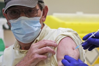 Pacient počas očkovania vakcínou proti ochoreniu Covid-19 v Londýne.