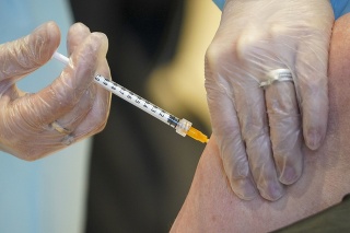 Viaceré krajiny zastavili očkovanie vakcínou od spoločnosti AstraZeneca. 