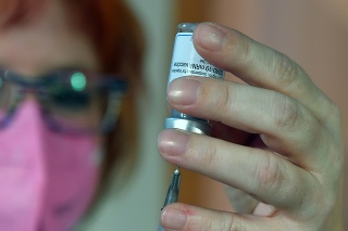 Česká zdravotníčka drží vakcínu Moderna.